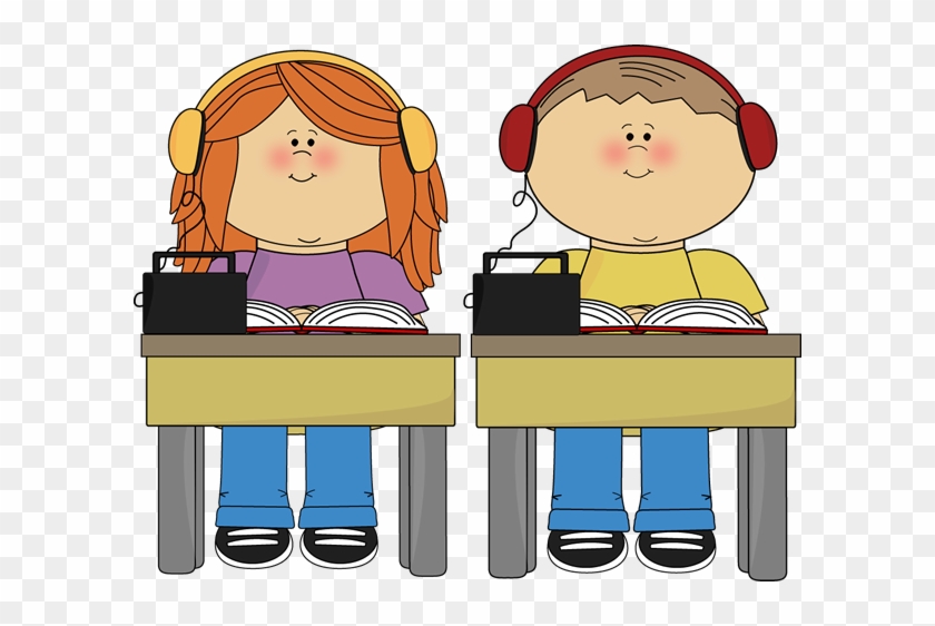 Kids Using A School Computer From Mycutegraphics - Listening Center Clipart #502460